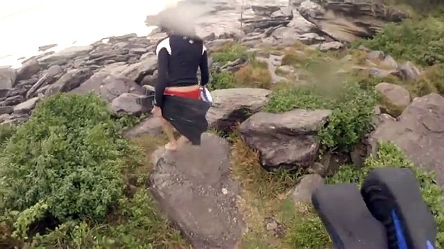 Un fulmine cade a pochi passi dalla sua ragazza. Ecco la reazione dei due: