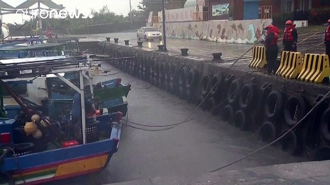 Мощный тайфун обрушился на Тайвань