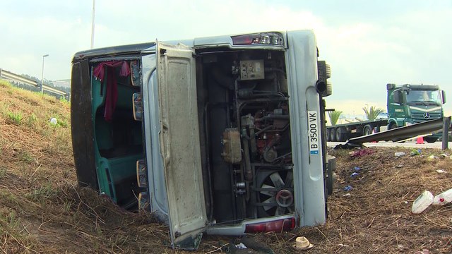 24 heridos al volcar un autobús en Barcelona