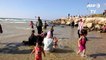 آلاف الفلسطينيين ينتهزون الطقس المشمس ليسبحوا  في شواطئ تل أبيب