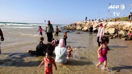 آلاف الفلسطينيين ينتهزون الطقس المشمس ليسبحوا  في شواطئ تل أبيب