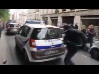 Une voiture de police incendiée à Paris par des casseurs !