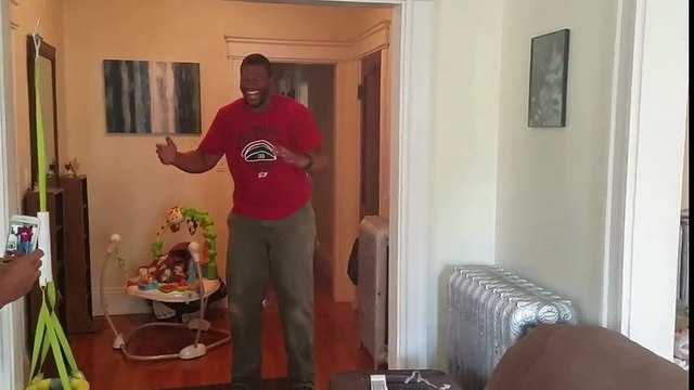 Il rentre chez lui et découvre son frère qu'il n'a pas vu depuis 10 ans ! Grand moment d'émotion ... mais ce qui l'attend après est encore mieux !