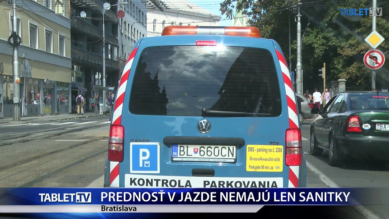 Majú právo prednostnej jazdy aj autá so zapnutými oranžovými majákmi?