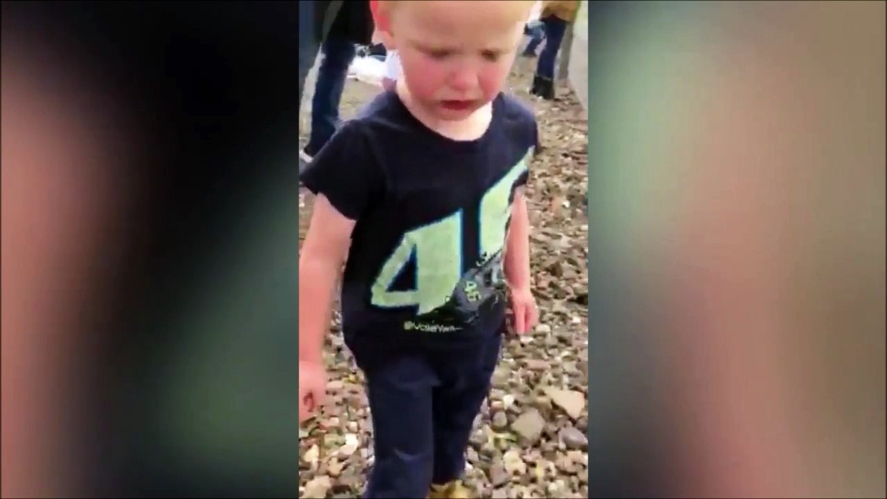Incroyable réaction de ce gamin en regardant les motos passer sur le circuit de Silverstone
