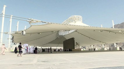 الحجاج يواصلون رمي الجمرات في اليوم الأخيرلعيد الأضحي