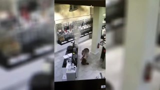 Impressionnante explosion dans le sac à main de cette femme