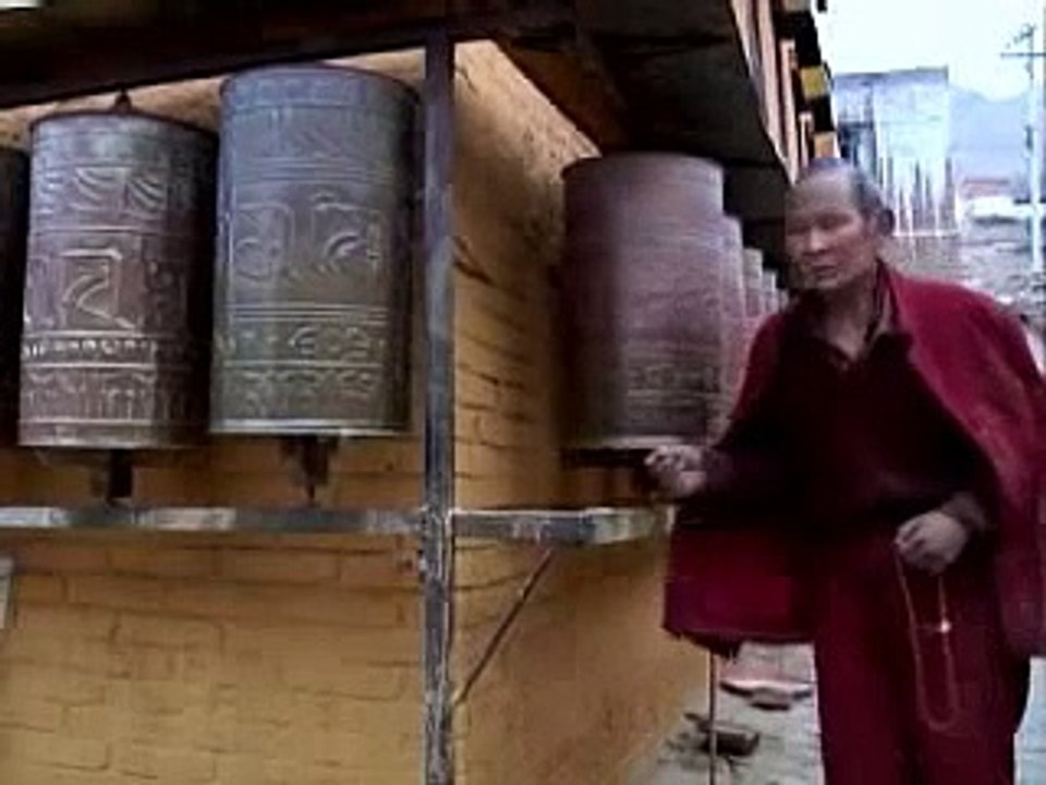 Les empruntes des pieds de ce moine sont incrustées dans le bois après 20 années de prière