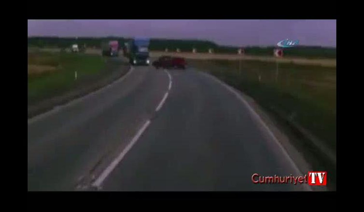 Korkunç kaza anı kamerada: Kafa kafaya çarpıştılar