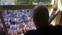 Touchant : 400 élèves chantent pour leur professeur malade