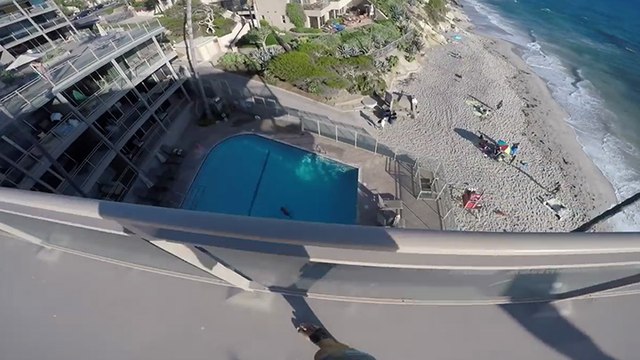 Il saute depuis un toit pour atterrir dans une piscine