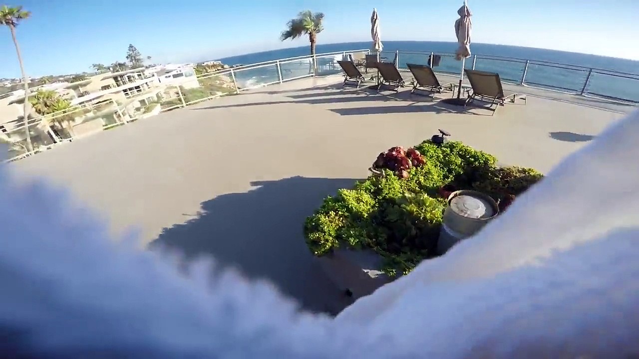 video drole - il saute depuis la terrasse d'un immeuble dans une piscine