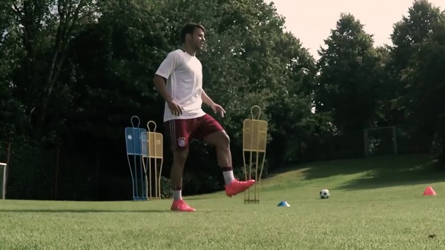 Ces stars essayent de contrôler un ballon lancé à 100km/h !