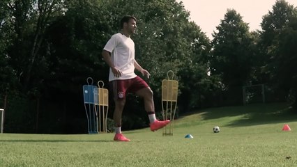 Ces stars essayent de contrôler un ballon lancé à 100km/h !