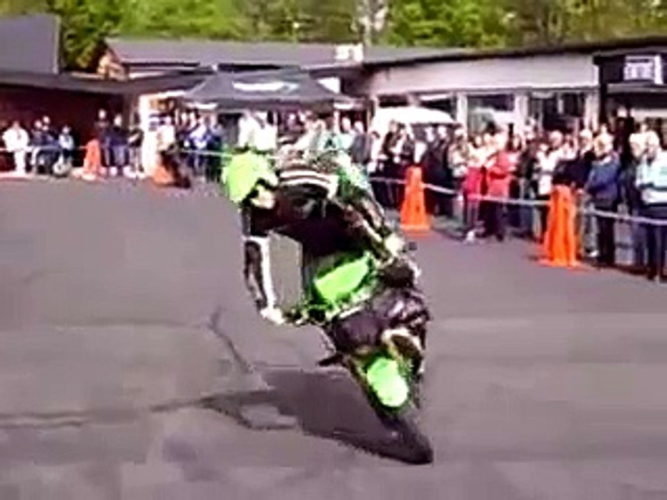 Kawasaki Z1000 2014 motorbike stunt show top speed CRASH