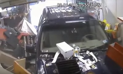 Un SUV fonce tout droit dans la boutique d'une station service, le caissier vole en l'air !
