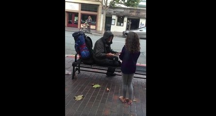 Le joli geste d'une fillette qui donne son repas à un SDF