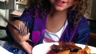 Le joli geste d'une fillette qui donne son repas à un SDF