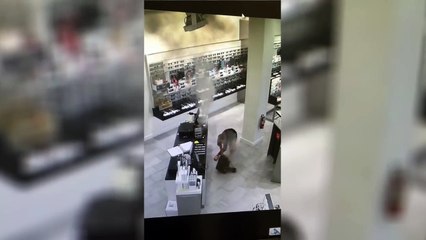 Download Video: Impressionnante explosion dans le sac à main de cette femme