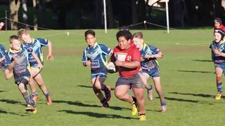 Un enfant joue au rugby comme un professionnel.