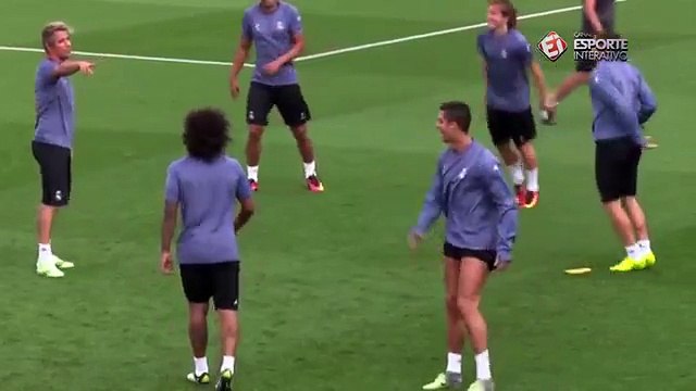 KKKKK! Cristiano Ronaldo faz movimentos estranhos em treino!