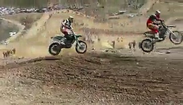 Un pilote de motocross chute et se fait écraser par 6 autres pilotes !