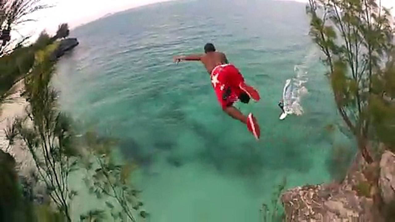 Il saute d'une falaise au moment où un windsurfer passe !
