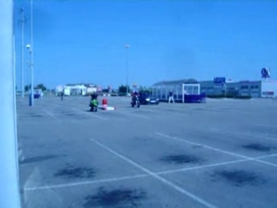 Run scoot vs peugeot 205 gti