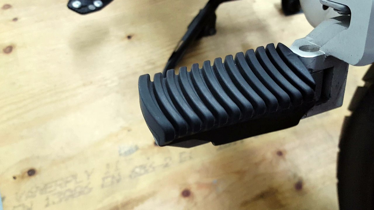 BMW R1200GS Sozia-Fußraste