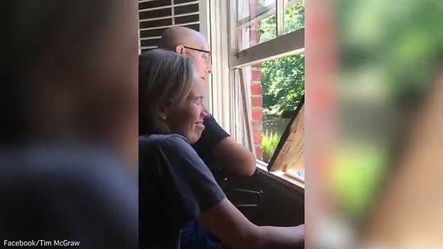 400 élèves se réunissent devant la maison de leur professeur qui lutte contre le cancer et commencent à chanter...