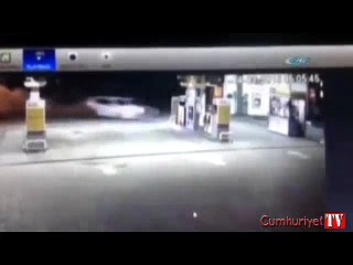 Otomobil benzin istasyonuna daldı
