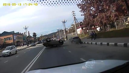 Il se mange une voiture garée sur la bas coté et fait un tonneau