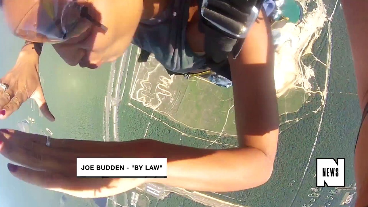 Il saute en parachute pour annoncer son nouvel album "Rage & the machine"