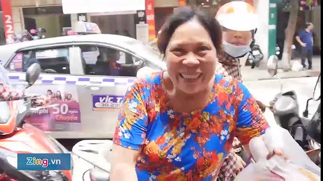 Người Hà Nội xếp hàng dài mua bánh Trung thu trước giờ G