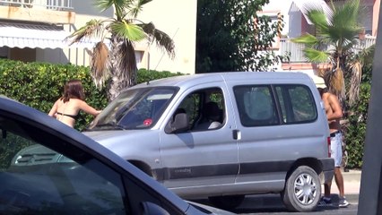 Rémi Gaillard se déguise en pompier pour punir les fumeurs