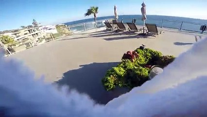 Sauter dans une piscine depuis le toit d'un hôtel