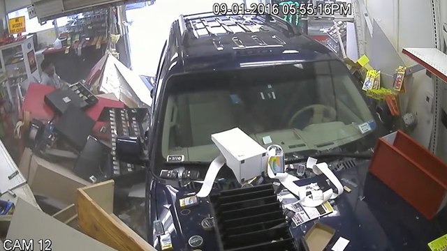 Il défonce une boutique de station-service