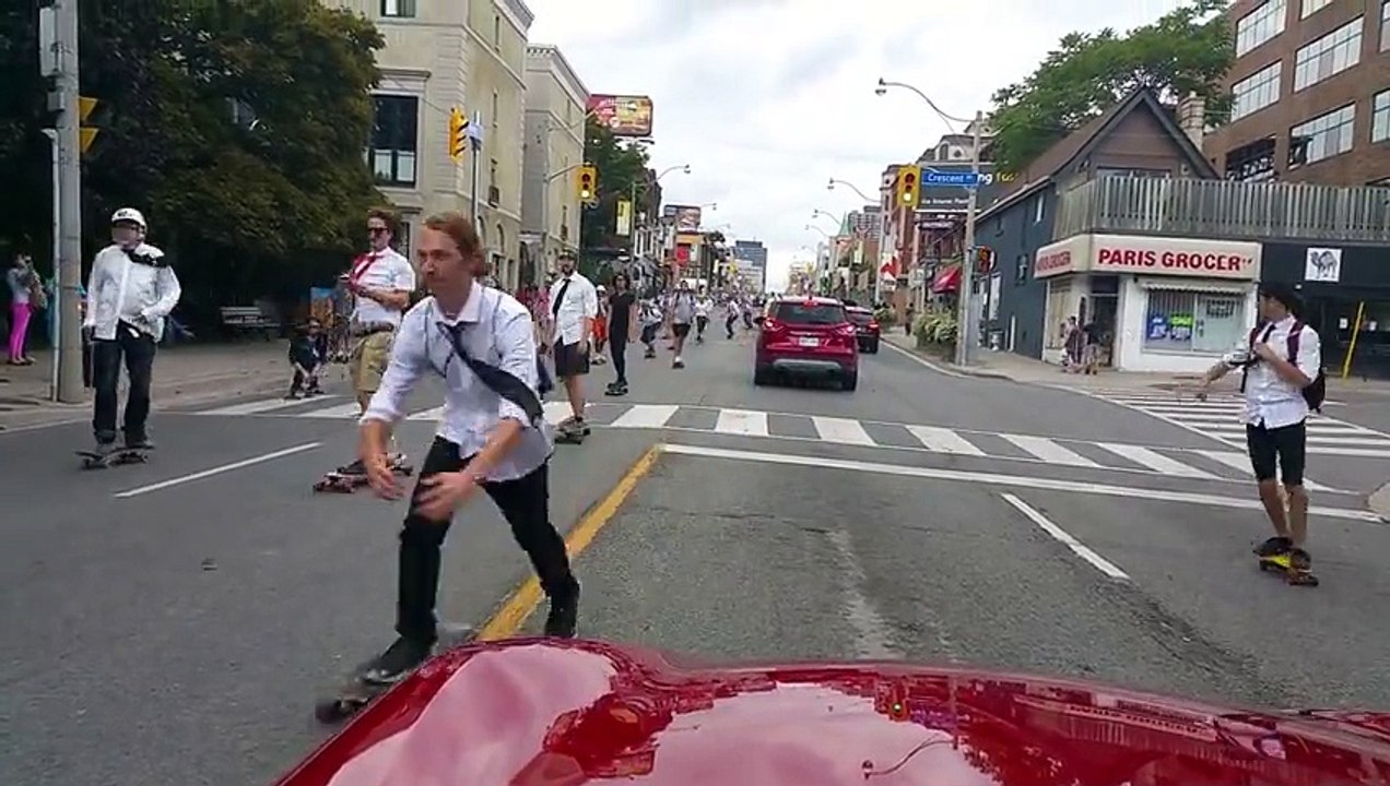 Un automobiliste a la surprise de voir débarquer des centaines de skateurs à la suite
