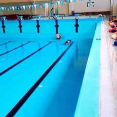 Ils revisitent la natation en nageant dans une piscine sans eau