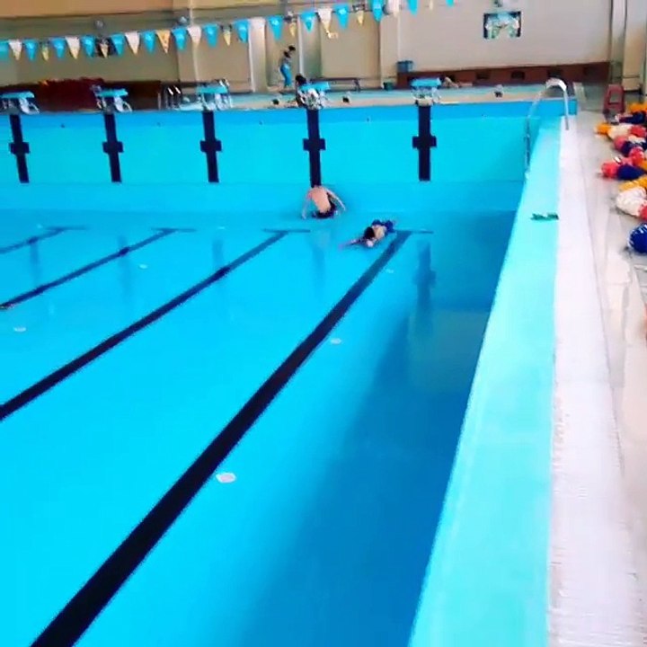 Ils revisitent la natation en nageant dans une piscine sans eau