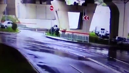 USA: auto cade dal ponte dell'autostrada. Passeggeri vivi per miracolo!