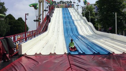 De kinderen in de Rutschhbaan op de Tilburgse kermis 2016