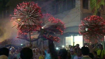 "Danse du dragon de feu" dans les rues de Hong Kong