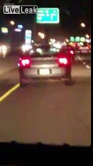 Ce flic semblait distrait au volant, on comprend mieux pourquoi ...