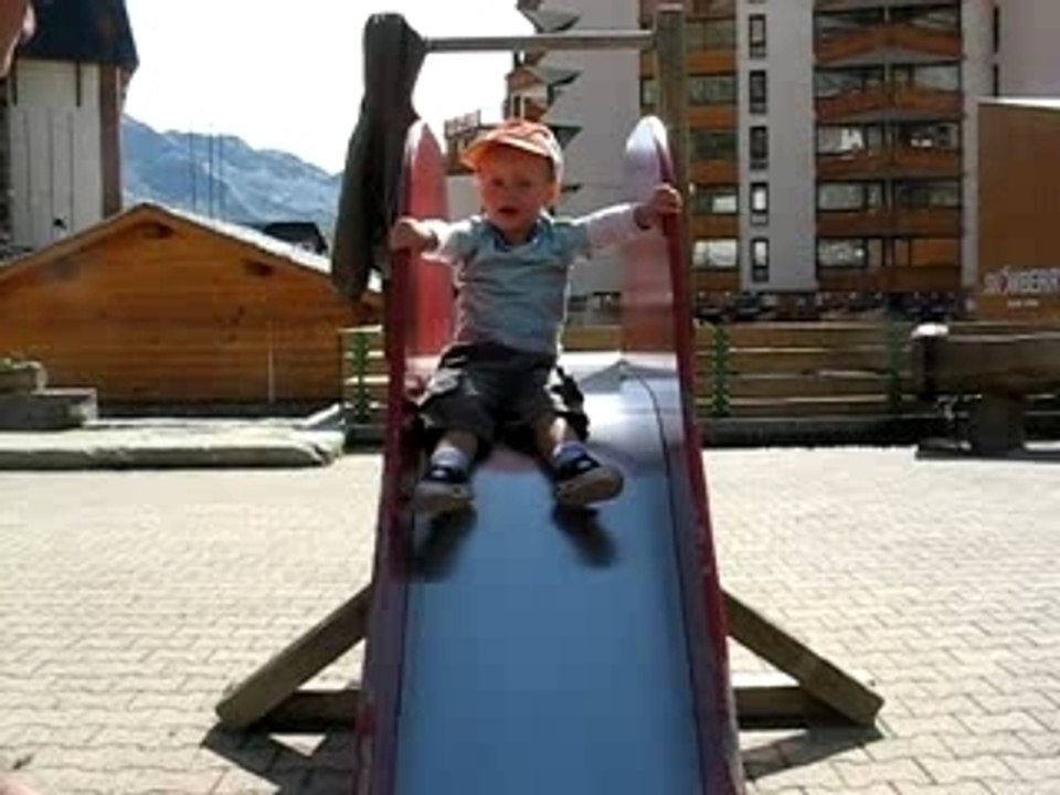 lenny sur tobogan