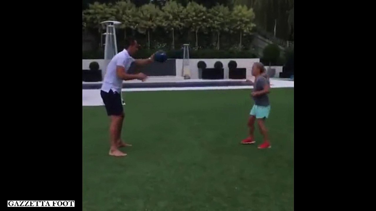 John Terry entraîne sa fille ! Elle a du potentiel ...