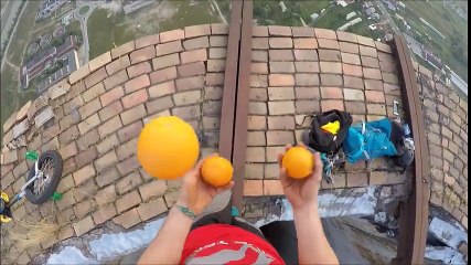 Voici une incroyable performance d'un acrobate jongleur sur une cheminée de 250 mètres
