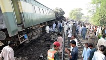 Pakistan train crash kills four, injures 100