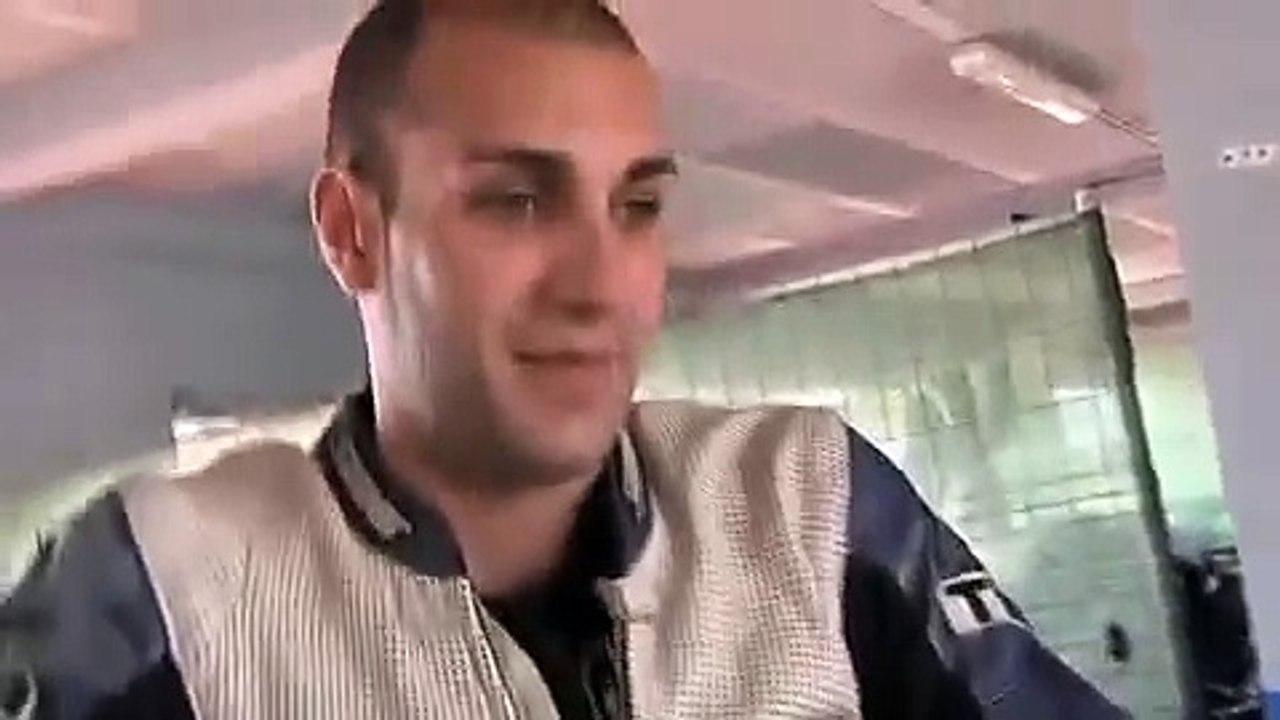 Conduce una moto en un circuito profesional