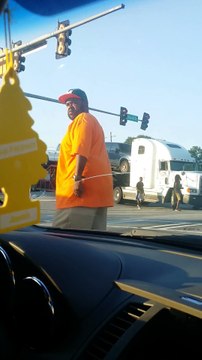 Un camion coincé sur la voie explosé par un train !